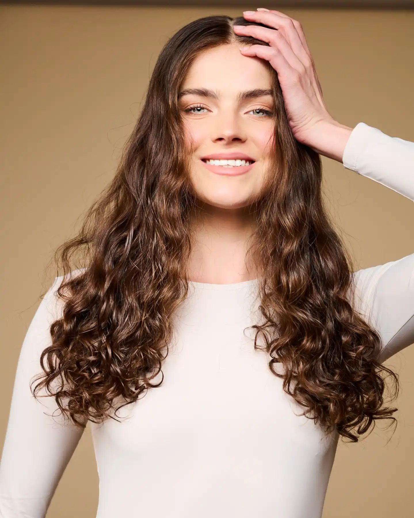 Sinaya Wigs - Curly Smile Portrait